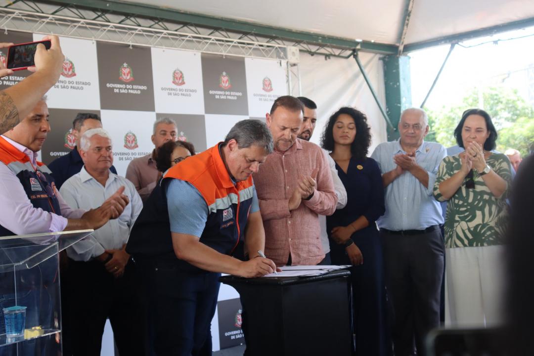 Foto 2 de 9 — Tarcísio troca elogios com Edinho e autoriza início de obras em Araraquara